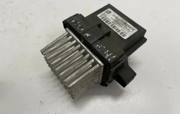 Opel Astra J Heater blower fan relay 13503201