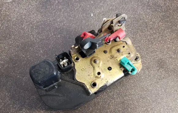 Jeep Cherokee III KJ Rear door lock