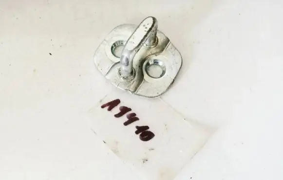 Nissan X-Trail T30 Front door lock loop/hook striker 