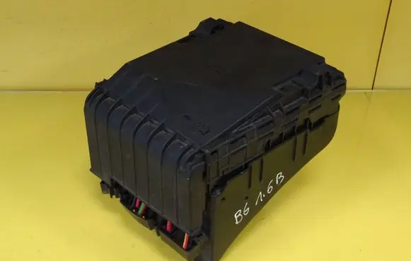 Volkswagen PASSAT B6 Fuse module 3C0937125