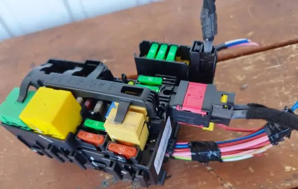 Peugeot 3008 II Fuse box set 9806192580