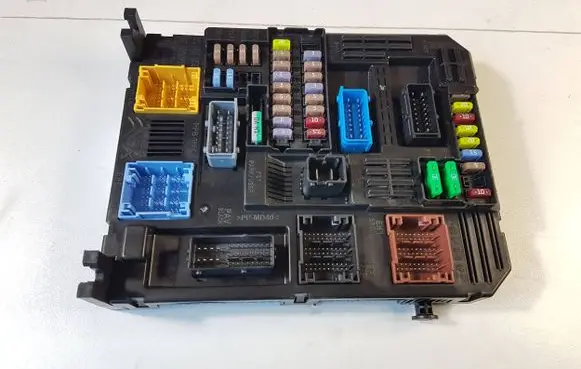Peugeot 2008 II Fuse module 9846483980