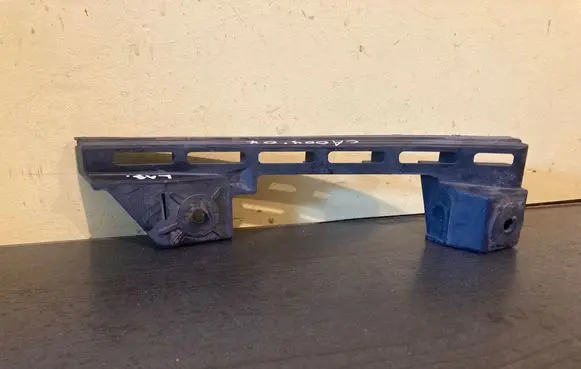 Volkswagen Caddy Front bumper mounting bracket 1T0807890B DNNW013337