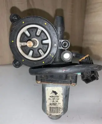 Nissan Primera Front door window regulator motor 400601T1