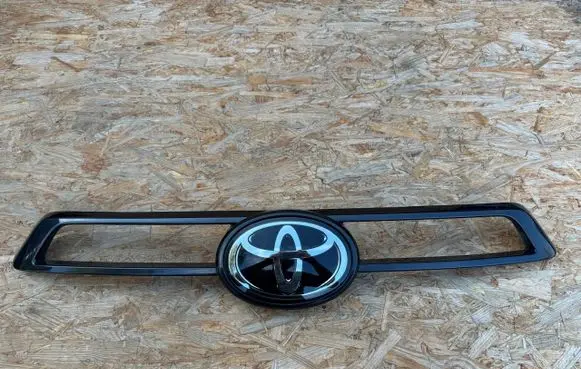 Toyota Hilux VIII Manufacturer badge logo/emblem 90975A2014 531250K520 9097502159