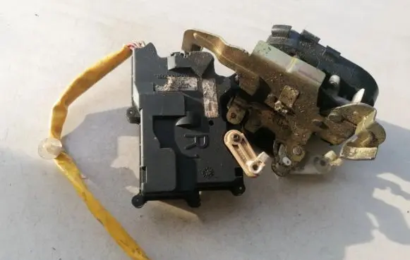 Mazda 323 F Rear door lock