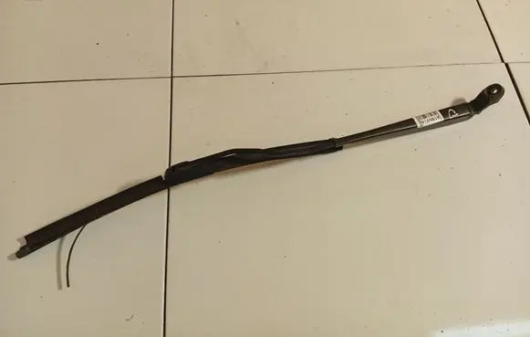 Front wiper blade arm
