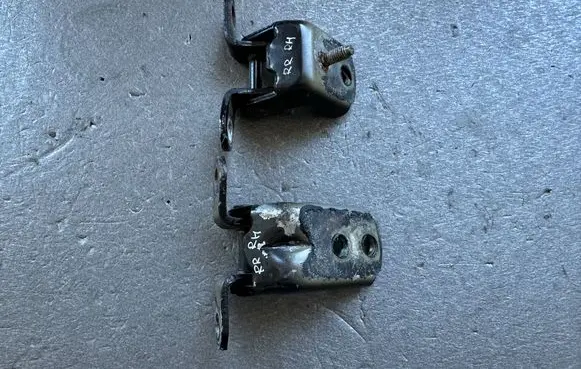 Nissan Patrol Y61 Rear door hinge set 824002J000