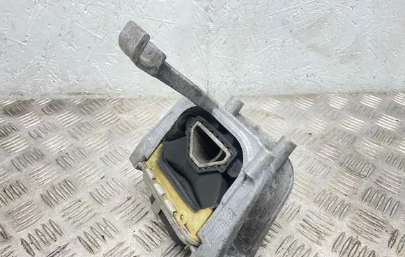 Engine mount bracket