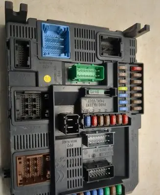 Peugeot 2008 I Fuse module 9807532080 E1095294