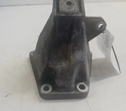 Engine mounting bracket