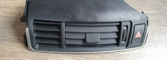 Toyota Verso Dashboard side air vent grill/cover trim 556700F040