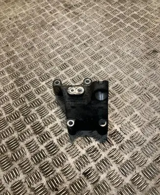 Engine mounting bracket