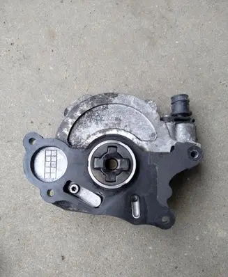 Skoda Fabia Mk2 (5J) Vacuum pump 03L100J