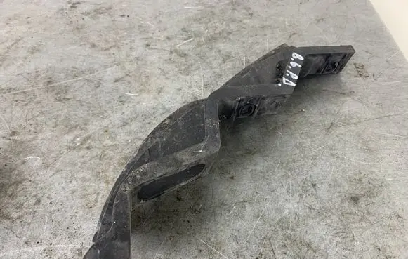 Volkswagen PASSAT B6 Front bumper mounting bracket 3C0807890