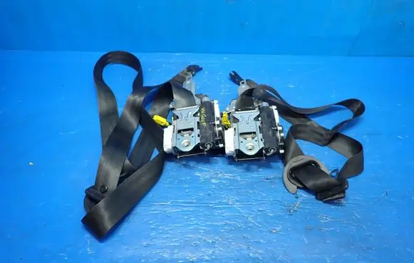 Volkswagen Golf VII Front seatbelt 