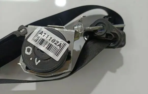 Opel Astra H Front seatbelt 560834801
