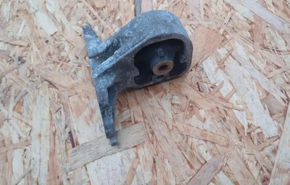 Subaru Outback Engine mount bracket