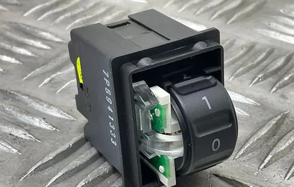 Volkswagen Touareg II Headlight level height control switch 7P6941333