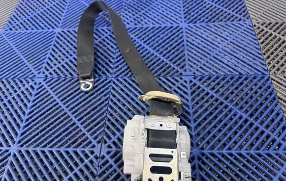 Lexus CT 200H Front seatbelt J082501