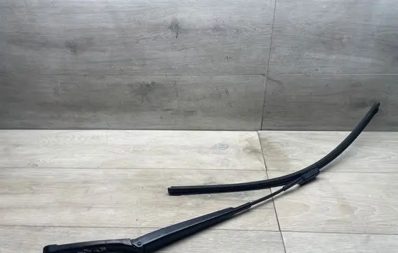 Front wiper blade arm