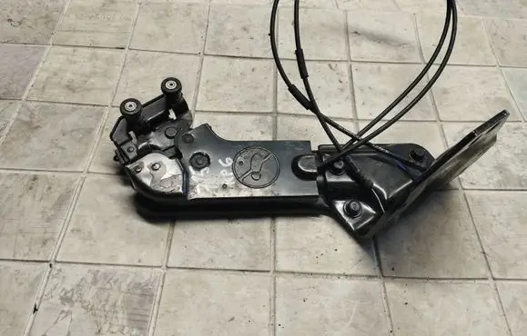 KIA Carnival Rear door lower hinge