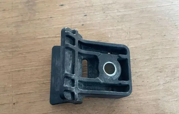 Opel Zafira C Radiator mount bracket 13250318