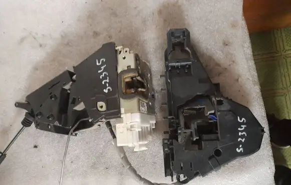 Mercedes-Benz R W251 Front door lock a1697202535 1697202535