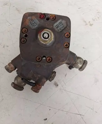 Volvo 240 Fuel distributor 0438100074