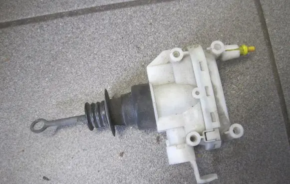 Mercedes-Benz E W124 Central locking vacuum pump 
