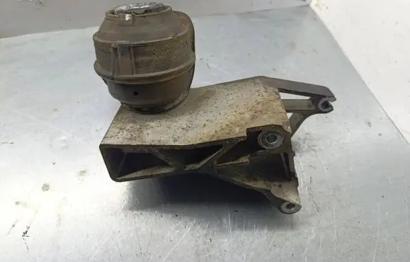 Volvo S60 Engine mount bracket 8683293