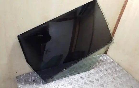 Volvo XC70 Rear door window glass