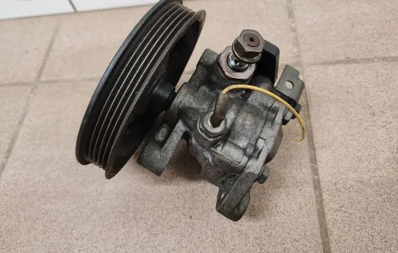 Mitsubishi Carisma Power steering pump 