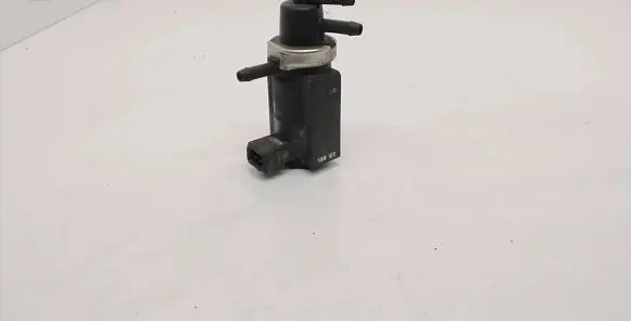 Volkswagen PASSAT B5.5 Turbo solenoid valve 8D0906627 72190332