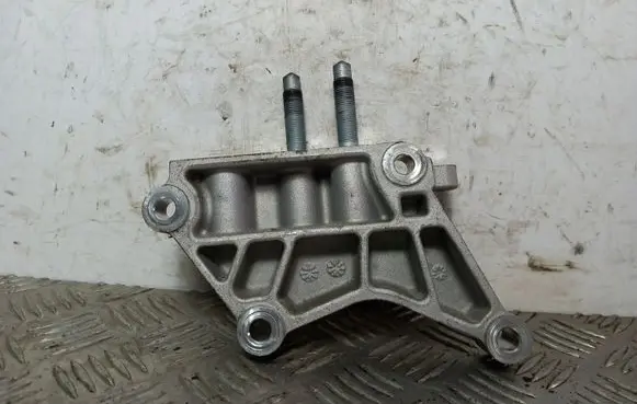 KIA Sorento Engine mounting bracket