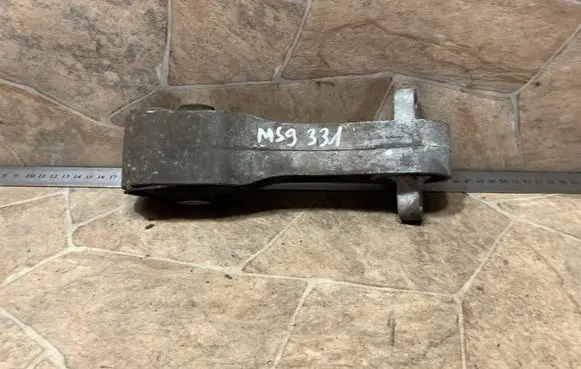 Engine mount bracket