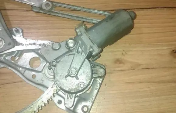 Mercedes-Benz C W202 Front door window regulator motor 0130821638