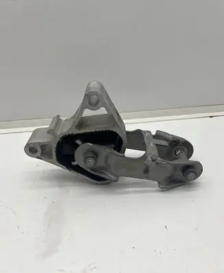 Infiniti Q30 Engine mount bracket A2462400809 ZGS011