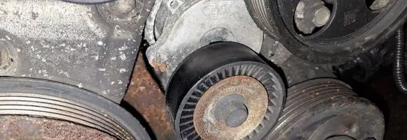 Opel Insignia A Generator/alternator belt tensioner