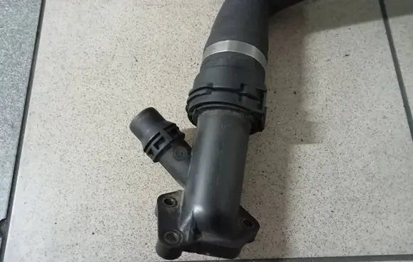 BMW 5 E39 Engine coolant pipe/hose 1112247744
