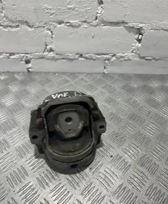 Volkswagen PASSAT CC Engine mount bracket