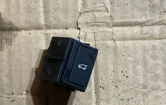 Land Rover Range Rover Velar Tailgate opening switch J8A211B654AA