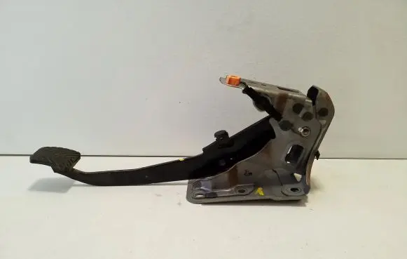 Mitsubishi Outlander Brake pedal