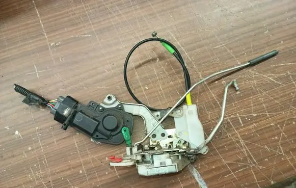 Citroen C1 Front door lock