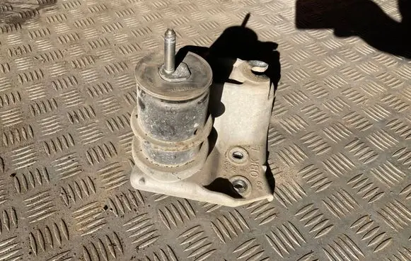 Subaru Outback (BS) Engine mount bracket