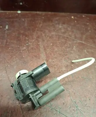 Volkswagen Touran I Turbo solenoid valve 1K0906283A