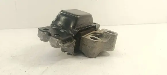 Volkswagen Tiguan Engine mount bracket