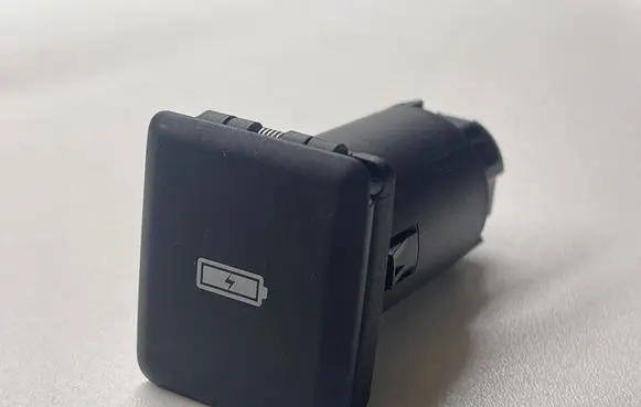 Land Rover Discovery Sport USB socket connector L8B2-19010-CA