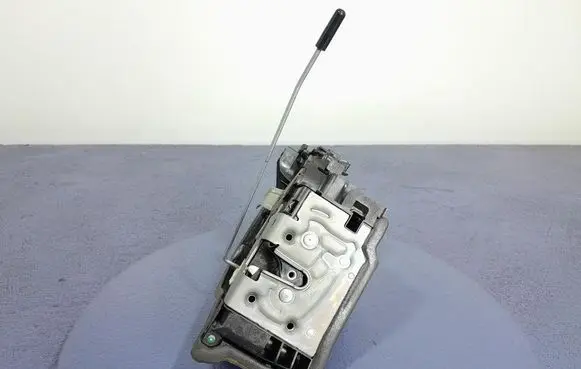 BMW X3 E83 Front door lock 9492091