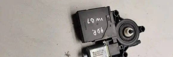 Volkswagen PASSAT B7 Front door window regulator motor 3aa959702A